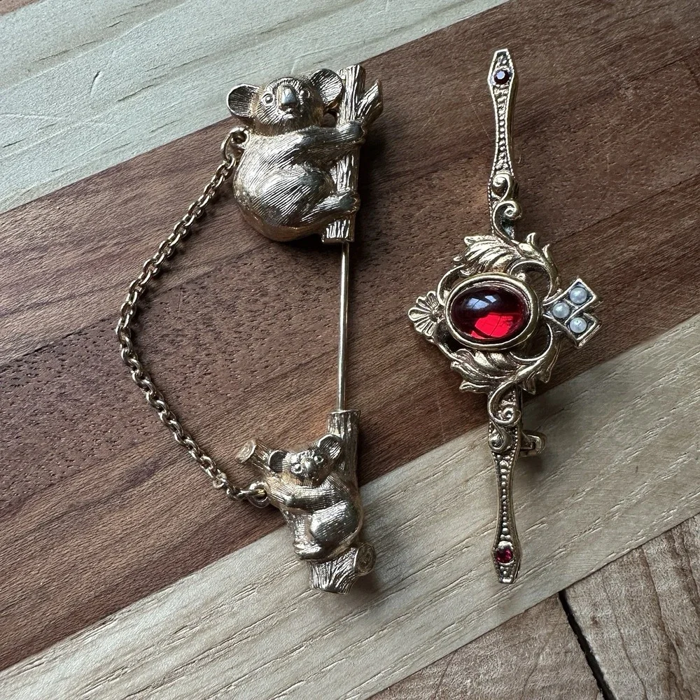 VTG Avon Koala Bear Gold Tone Mama Baby‎ Stick Pin  Red Cabochon 2 Bar Brooches